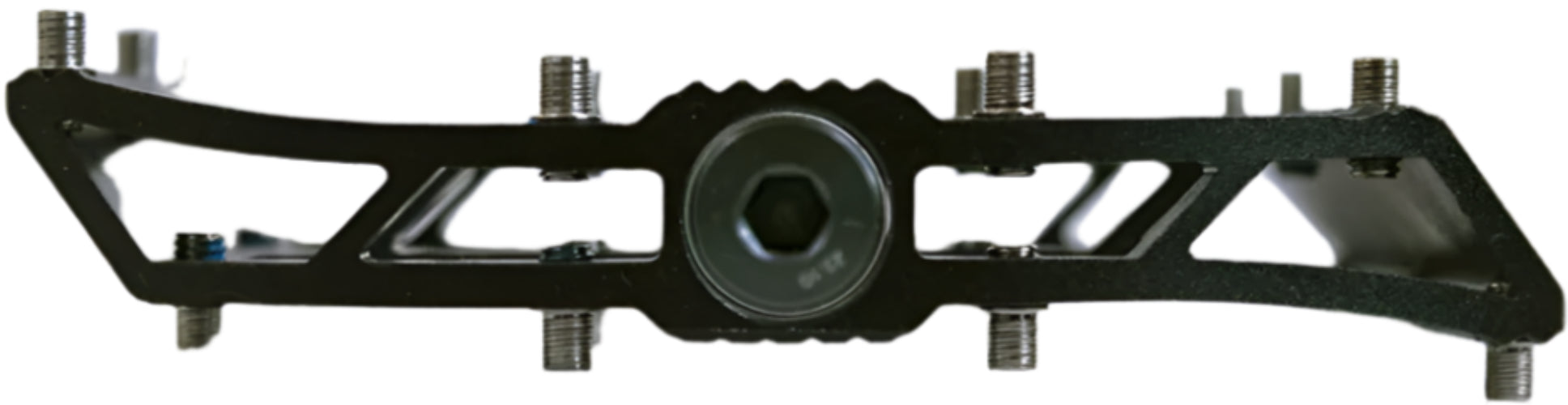 Azur Flatback MTB platform pedals, black bike parts with textured grip surfaces for mountain biking durability and performance.