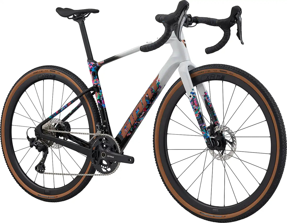 Giant Revolt Advanced 0 SE gravel bike with lightweight frame and front view, designed for gravel riding and off-road adventures.